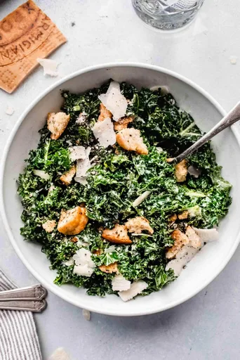 Ensalada César vegetariana de col rizada