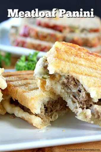 Sándwich panini de pastel de carne