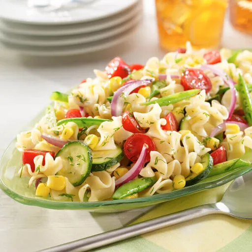 Ensalada de pasta de huerta fresca con vinagreta de eneldo