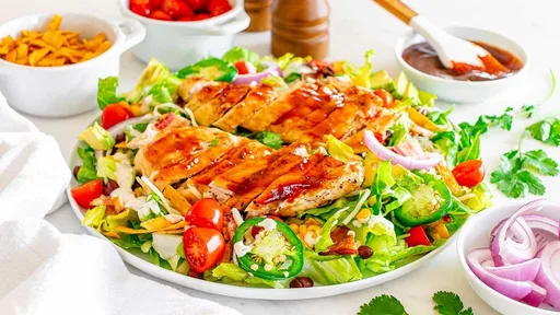 Ensalada de pollo a la barbacoa a la parrilla