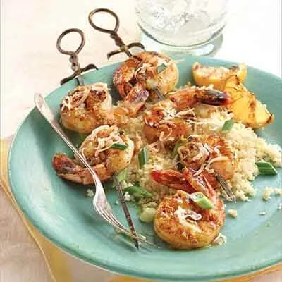Brochetas de langostinos al curry y jengibre
