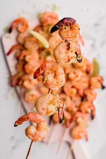 Brochetas de langostinos a la parrilla