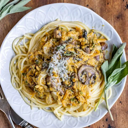Pasta con champiñones y calabaza butternut