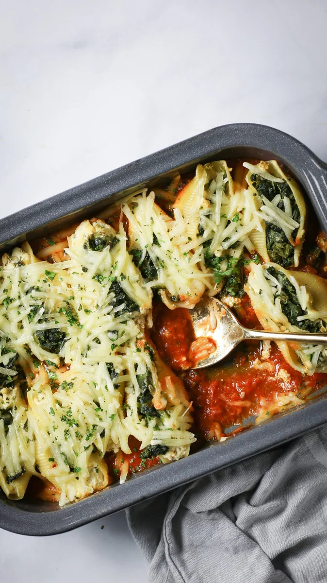 Conchas de pasta rellenas de queso ricotta y espinacas