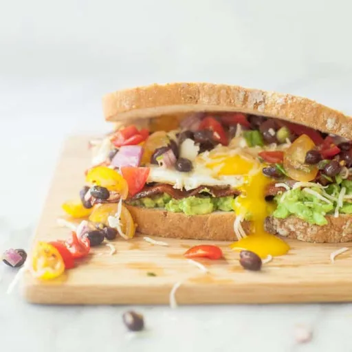 Sándwich de desayuno de huevos rancheros