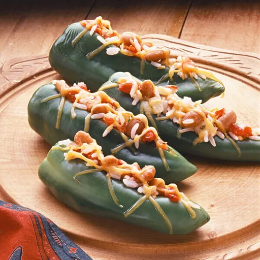 Chiles Anaheim rellenos de arroz y judías