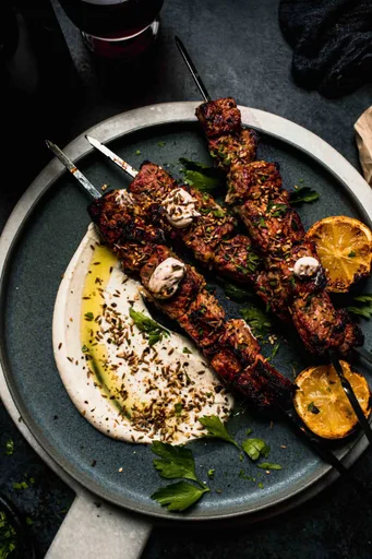 Brochetas de cordero a la parrilla