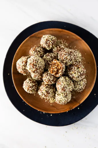 Bolitas energéticas de almendra y dátil