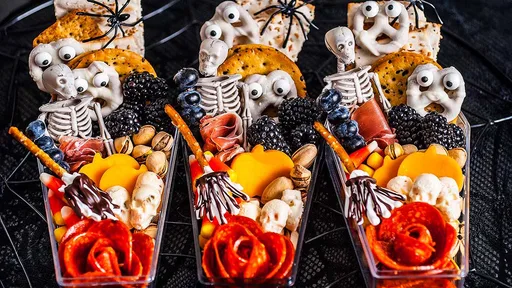 Mini tablas de embutidos y quesos para Halloween