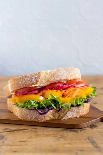 Sándwich vegetal arcoíris