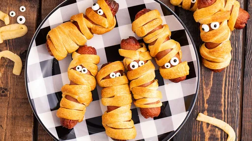 Perritos calientes de momia para Halloween