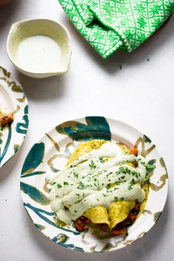 Enchiladas de camote con salsa verde y crema de poblano