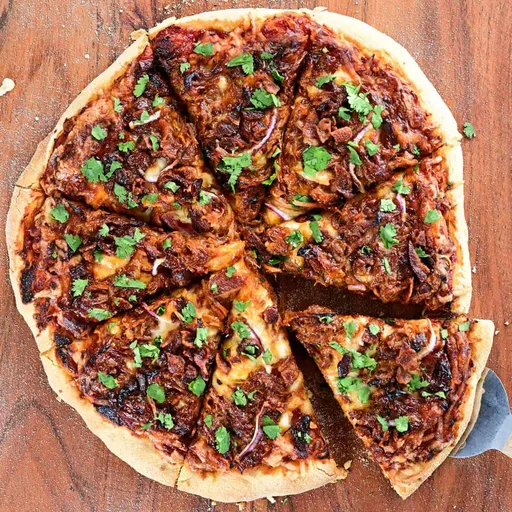 Pizza de cerdo desmenuzado