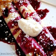 Crepes con salsa de arándanos y requesón dulce