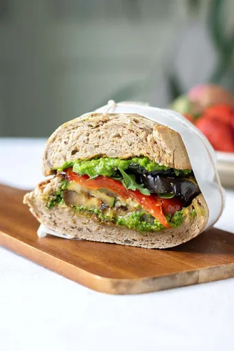 Sándwich de verduras asadas con pesto de guisantes