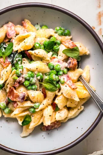 Pasta con bacon y guisantes