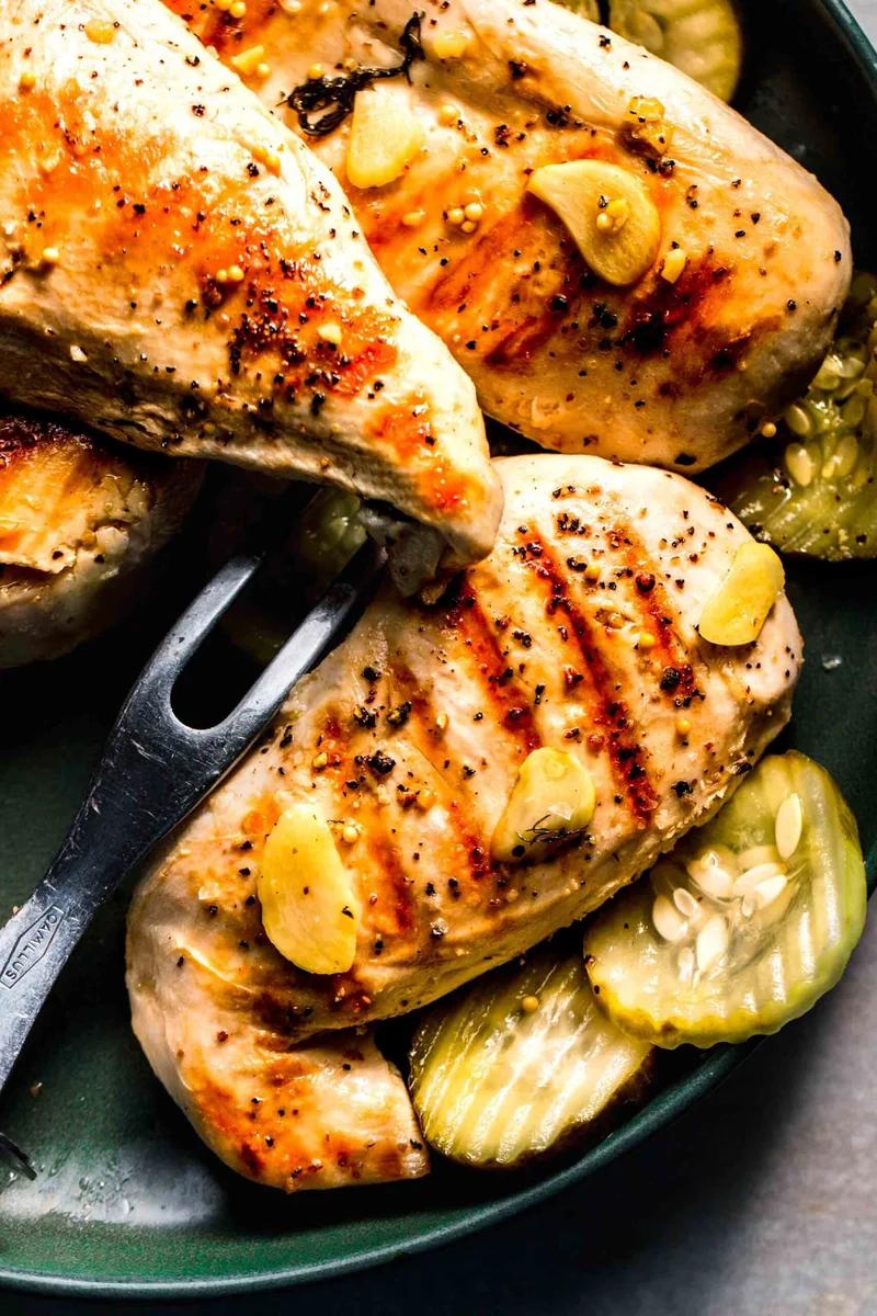Pollo marinado en jugo de pepinillos
