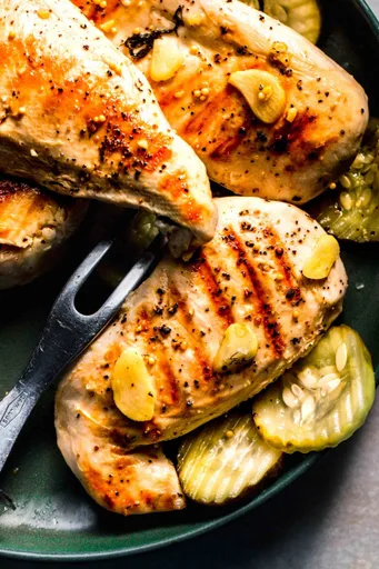 Pollo marinado en jugo de pepinillos