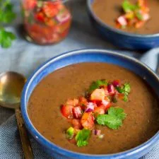 Sopa de judías negras en 30 minutos con pico de gallo