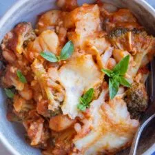 Gratén de ñoquis, brócoli y alubias blancas con 5 ingredientes