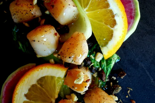 Vieiras con glaseado de naranja dulce y pak choi