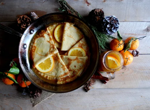 Crepes de vainilla con sirope de sidra especiada de invierno