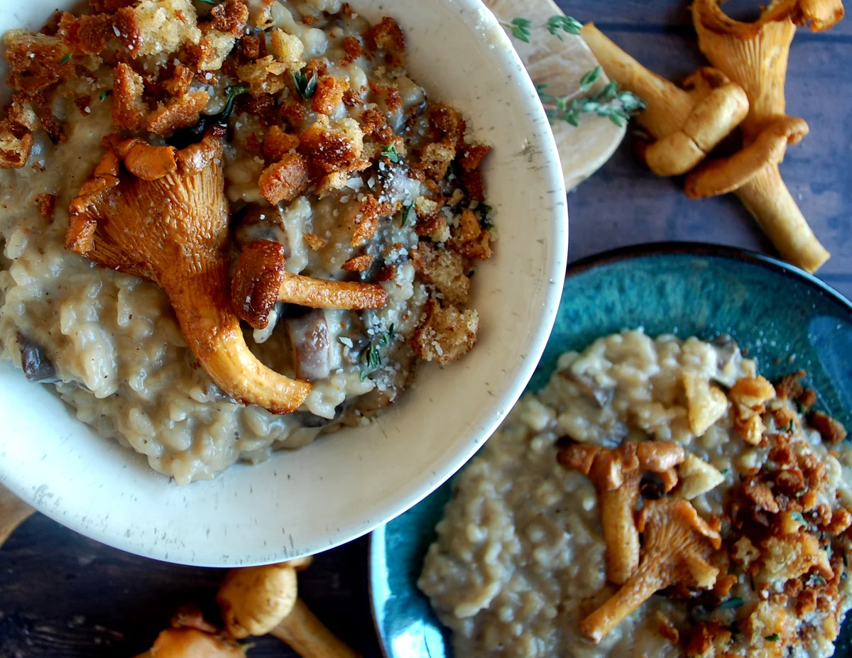 Risotto de champiñones al Marsala con rebozuelos a la mantequilla tostada y migas de chapata fritas