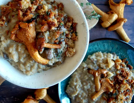 Risotto de champiñones al Marsala con rebozuelos a la mantequilla tostada y migas de chapata fritas