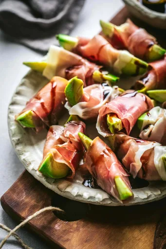 Bocaditos de aguacate envueltos en jamón serrano