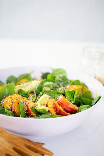 Ensalada de Verano con Duraznos y Aguacate