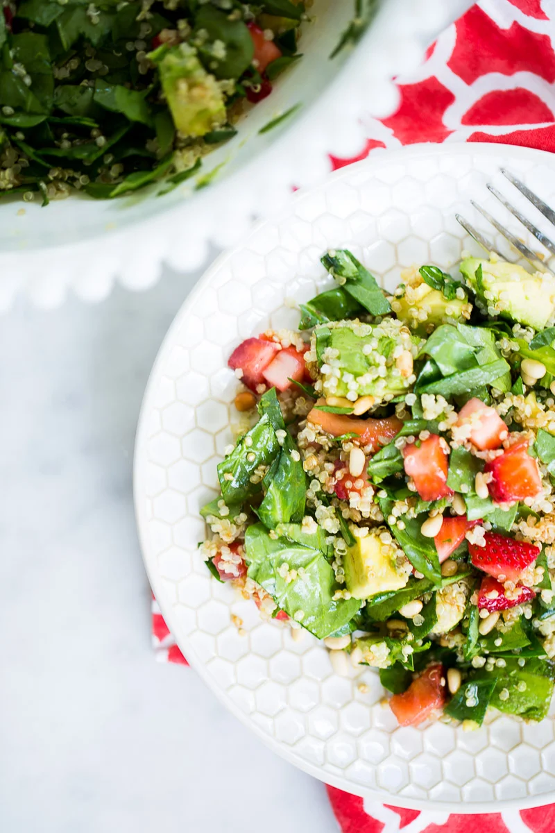 Ensalada de Espinacas con Fresas, Quinoa y Aguacate