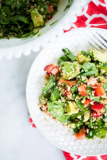 Ensalada de Espinacas con Fresas, Quinoa y Aguacate
