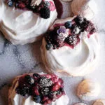 Pavlovas con frutos rojos asados al vino espumoso