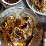 Tallarines con maíz ahumado y migas de pan con tocino