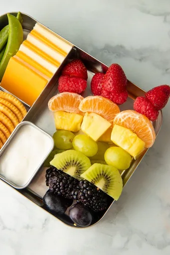 Brochetas de fruta del arco iris