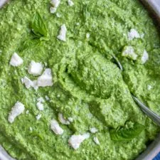 Pesto de Albahaca con Espinacas y Queso Feta