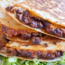 Quesadillas de judías negras con barbacoa