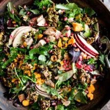 Ensalada otoñal de manzana con vinagreta de granada y salvia
