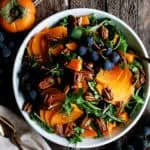 Ensalada de caqui y rúcula con vinagreta de arce y mostaza