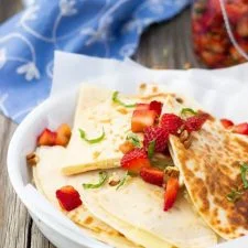 Quesadillas de queso brie con salsa de fresa