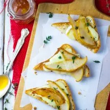 Tostadas de queso Brie y pera con tomillo y miel