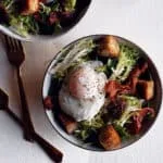Ensalada de escarola y rúcula con vinagreta de mostaza y beicon