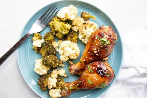 Muslos de pollo y verduras al horno en bandeja