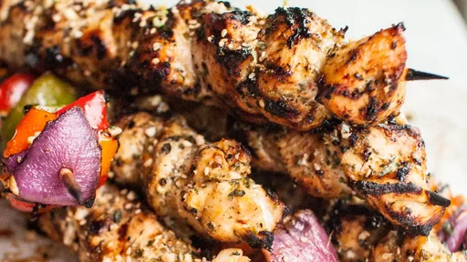 Brochetas de pollo con albahaca al estilo tailandés