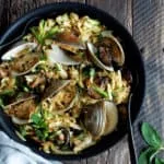 Pasta primaveral con almejas, mantequilla de limón y pan rallado