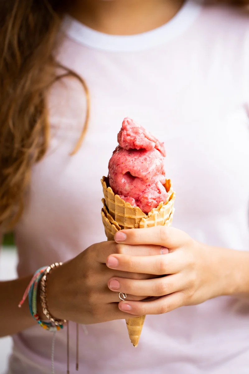 Helado de plátano y fresas hecho en casa