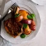 Chuletas de Cerdo con Nectarinas y Salsa de Mostaza