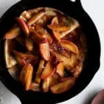 Crepes de manzana con caramelo y canela