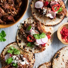 Tacos de pollo estofado al chipotle y granada