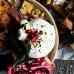 Calabacín acorn asado con burrata y picatostes de chapata a las hierbas